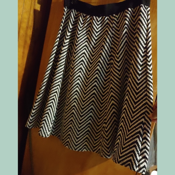 ❤Black & White Chevon Design Skirt - Picture 2 of 5